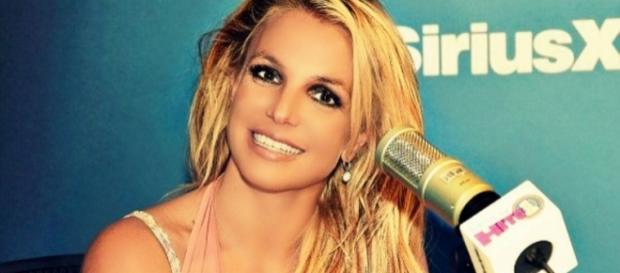 #BritneySpears recensisce il nuovo album, '#Glory, in diretta radiofonica '#SiriusX'. #BlastingNews #BritneySpears recensisce il nuovo album, '#Glory, in diretta radiofonica '#SiriusX'. #BlastingNews