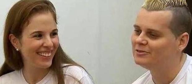 Imagem de Suzane com companheira de cela com a qual se casou em 2014. Imagem de Suzane com companheira de cela com a qual se casou em 2014.