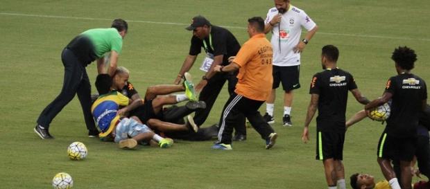Neymar é derrubado por grupo de torcedores Neymar é derrubado por grupo de torcedores
