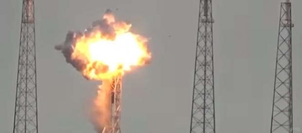 O rachetă SpaceX Falcon 9 a explodat pe rampa de lansare, stârnind o controversă legată de cauzele exploziei O rachetă SpaceX Falcon 9 a explodat pe rampa de lansare, stârnind o controversă legată de cauzele exploziei