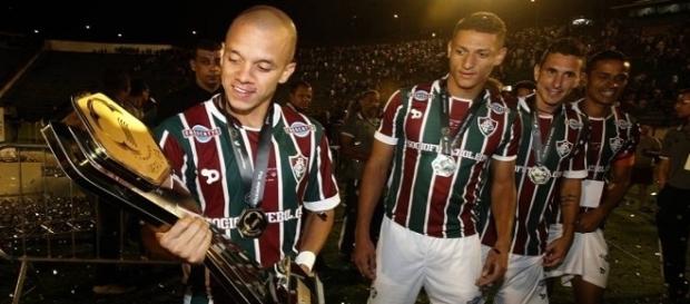 Título da Primeira Liga vira livro para torcedor do Fluminense (Foto: Infoglobo) Título da Primeira Liga vira livro para torcedor do Fluminense (Foto: Infoglobo)