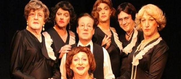 Un elenco de siete varones en un vistoso vestuario de Paula Molina Un elenco de siete varones en un vistoso vestuario de Paula Molina