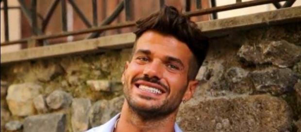 Uomini e donne, Claudio Sona sul trono gay Uomini e donne, Claudio Sona sul trono gay