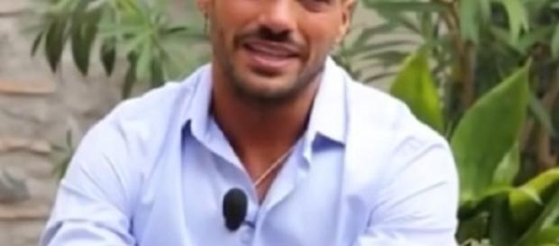Uomini e Donne, trono gay, Maria De Filippi e la scelta del tronista omosessuale Claudio Sona Uomini e Donne, trono gay, Maria De Filippi e la scelta del tronista omosessuale Claudio Sona