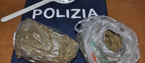 La Polizia ha sequestrato oltre un chilo di marijuana e altra droga.