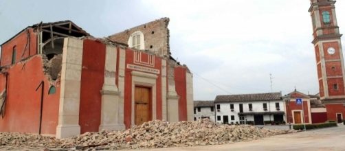 Uno dei tanti edifici distrutti dal sisma del 2012