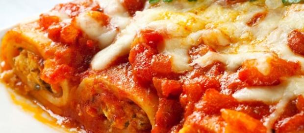 I cannelloni con il ragù e la besciamella. I cannelloni con il ragù e la besciamella.