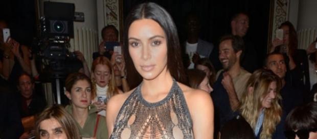 Kim Kardashian et sa robe moulante très osée Kim Kardashian et sa robe moulante très osée