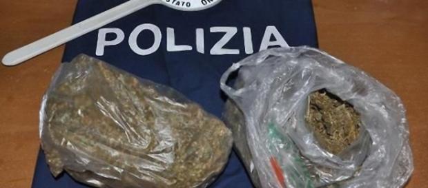 La Polizia ha sequestrato oltre un chilo di marijuana e altra droga. La Polizia ha sequestrato oltre un chilo di marijuana e altra droga.