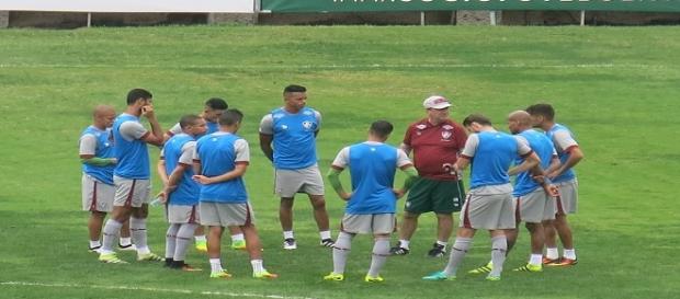 Levir orienta jogadores antes do treino que encerra preparação de jogo contra o Sport (Foto: Edgard Maciel de Sá/GE) Levir orienta jogadores antes do treino que encerra preparação de jogo contra o Sport (Foto: Edgard Maciel de Sá/GE)