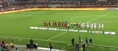 Le formazioni di Trapani e Pro Vercelli schierate allo stadio Provinciale (ph. Trapanicalcio.it)