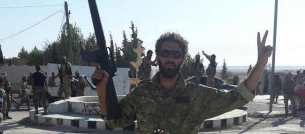 Luptători din Armata Siriană Liberă la un sens giratoriu din localitatea Al-Ganhurah, eliberată după trei ani de sub jugul ISIS - Foto: Guardian Luptători din Armata Siriană Liberă la un sens giratoriu din localitatea Al-Ganhurah, eliberată după trei ani de sub jugul ISIS - Foto: Guardian