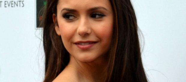 Nina Dobrev bei einem offiziellen Auftritt 2012 Nina Dobrev bei einem offiziellen Auftritt 2012