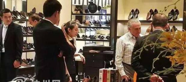 Temer aproveita a pausa na agenda para faze compras em shopping na China Temer aproveita a pausa na agenda para faze compras em shopping na China