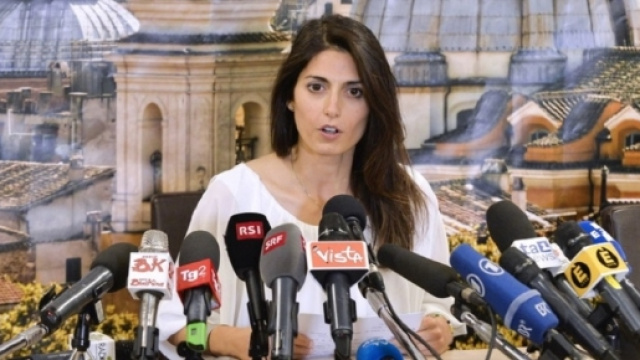 Virginia Raggi: dopo poco pi&ugrave; di due mesi la sua esperienza amministrativa a Roma &egrave; gi&agrave; in salita
