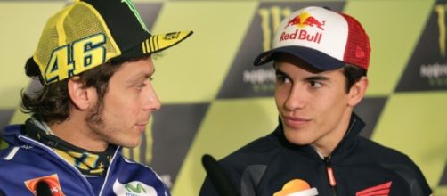 Rossi e Marquez protagonisti di una lotta dura ma leale a Silverstone.