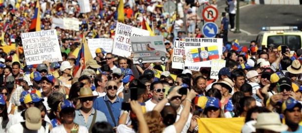 CIENTOS DE VENEZOLANOS EN MADRID SE MANIFIESTAN CIENTOS DE VENEZOLANOS EN MADRID SE MANIFIESTAN