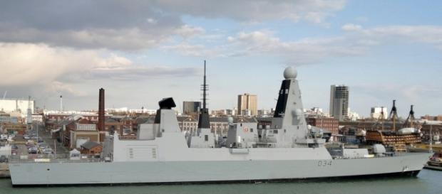 Distrugătorul HMS Diamond înainte de plecare Distrugătorul HMS Diamond înainte de plecare