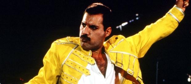 Freddie Mercury con su mítica chaqueta amarilla en un concierto Freddie Mercury con su mítica chaqueta amarilla en un concierto