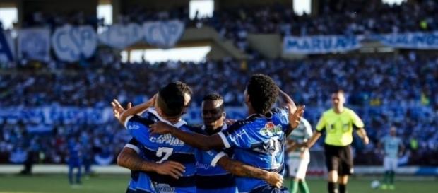 Jogadores comemoram vitória do azulão Jogadores comemoram vitória do azulão