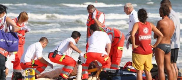 La giornata al mare si trasforma in tragedia: donna muore in spiaggia a Ostia La giornata al mare si trasforma in tragedia: donna muore in spiaggia a Ostia