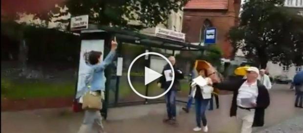 Przeciwniczka KOD pokazuje maszerującym środkowy palec. Przeciwniczka KOD pokazuje maszerującym środkowy palec.