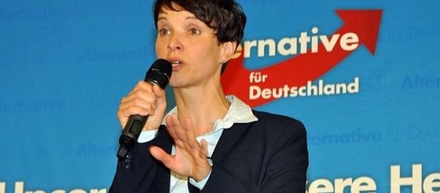 Przemawia Saksonka Frauke Petry, która stoi na czele Alternatywy Dla Niemiec. Fot.: Harald Bischoff, CC B-Y 3.0 Przemawia Saksonka Frauke Petry, która stoi na czele Alternatywy Dla Niemiec. Fot.: Harald Bischoff, CC B-Y 3.0