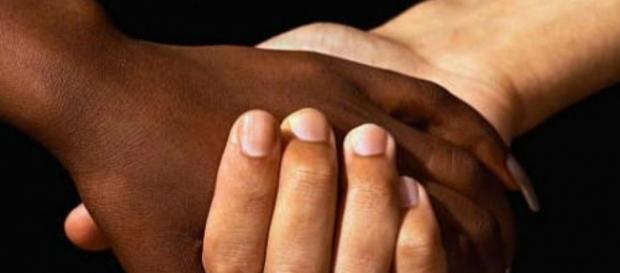 Racismo é crime, somos todos iguais Racismo é crime, somos todos iguais