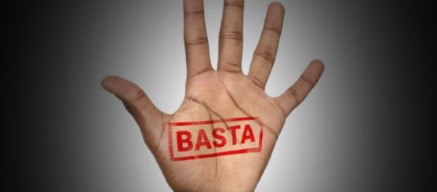 Vivemos em uma sociedade em que o respeito e o diálogo foram substituídos por demonstrações de intolerância e ódio Vivemos em uma sociedade em que o respeito e o diálogo foram substituídos por demonstrações de intolerância e ódio