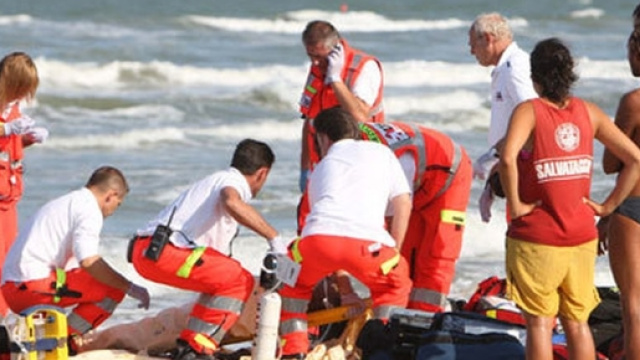 La giornata al mare si trasforma in tragedia: donna muore in spiaggia a Ostia