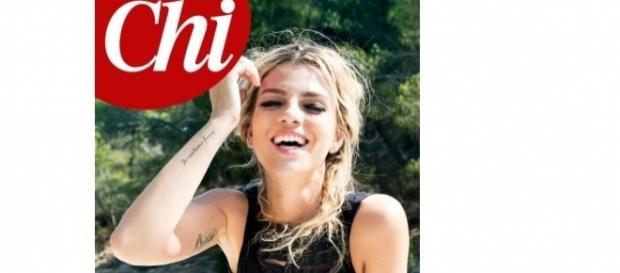 Emma Marrone sorridente sulla copertina di Chi. Emma Marrone sorridente sulla copertina di Chi.