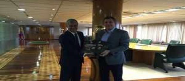 Peter Siemsen, presidente do Fluminense, à esquerda, com Alejandro Dominguez, gestor da Conmebol, na sede da entidade sul-americana (Foto: Facebook) Peter Siemsen, presidente do Fluminense, à esquerda, com Alejandro Dominguez, gestor da Conmebol, na sede da entidade sul-americana (Foto: Facebook)