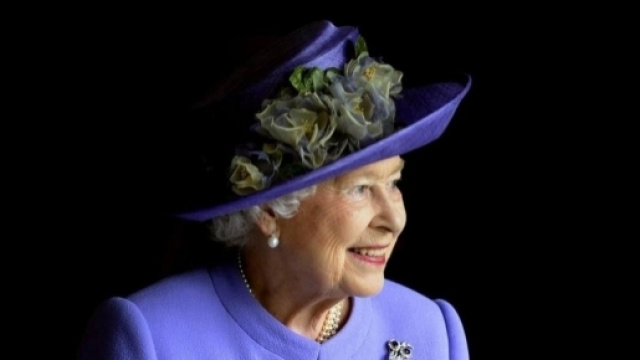 Elisabetta II cerca personale per la sua residenza londinese.