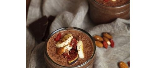 gelato vegano al cioccolato con guarnizione