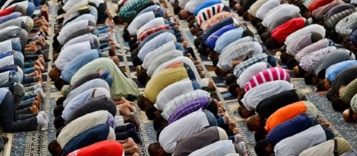 Un momento di preghiera dentro una moschea. Polemiche a Pisa sulla nuova costruzione