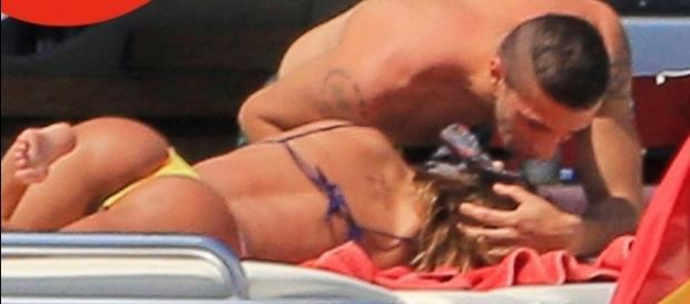 Belen Rodriguez : Andrea Iannone accarezza Belen Rodriguez ... - melty.it Belen Rodriguez : Andrea Iannone accarezza Belen Rodriguez ... - melty.it