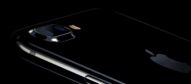 iPhone 7 chega em Preto Brilhante. iPhone 7 chega em Preto Brilhante.