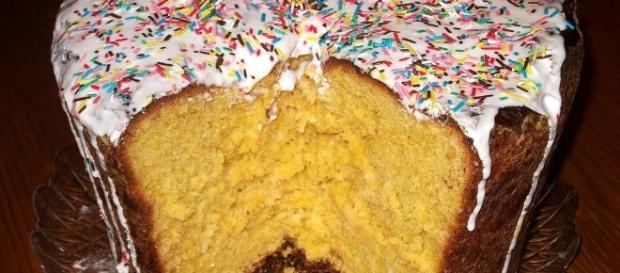 Questo è il casatiello dolce con glassa di zucchero. Questo è il casatiello dolce con glassa di zucchero.