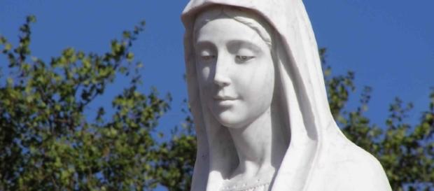 Trevignano Romano, statua raffigurante la Madonna piange sangue Trevignano Romano, statua raffigurante la Madonna piange sangue