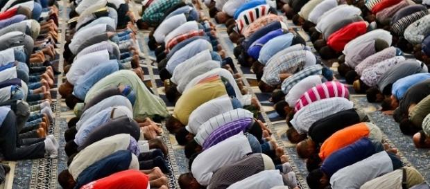 Un momento di preghiera dentro una moschea. Polemiche a Pisa sulla nuova costruzione Un momento di preghiera dentro una moschea. Polemiche a Pisa sulla nuova costruzione