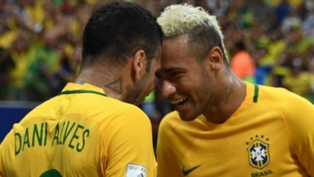 La gioia di Dani Alves e Neymar, il Brasile è finalmente quello vero
