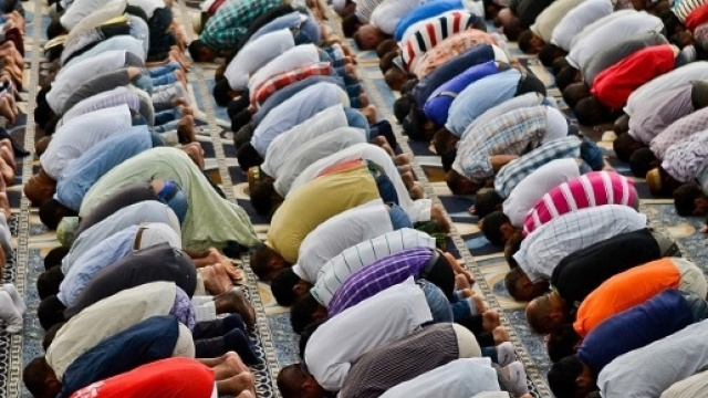 Un momento di preghiera dentro una moschea. Polemiche a Pisa sulla nuova costruzione