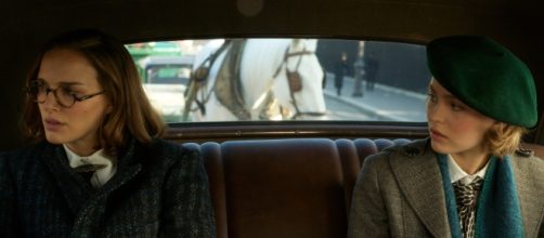 Natalie Portman e Lily-Rose Deep in una scena del film