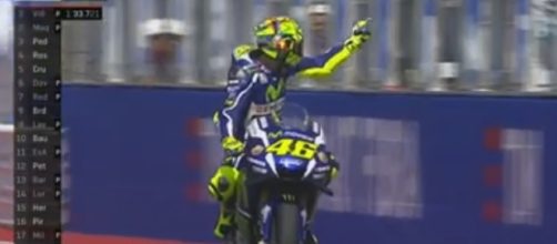 Valentino Rossi mostra il dito medio ad Aleix Espargaró - (frame video dalla pagina Facebook ufficiale "MotoGP")