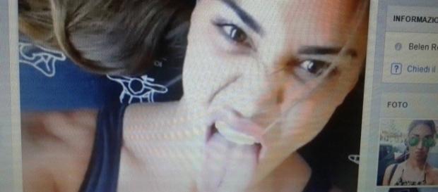 Belen mostra la lingua in un video su Instagram Belen mostra la lingua in un video su Instagram