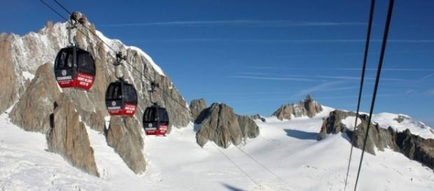 Centinaia di passeggeri bloccati sulle funivie del Monte BIanco Centinaia di passeggeri bloccati sulle funivie del Monte BIanco