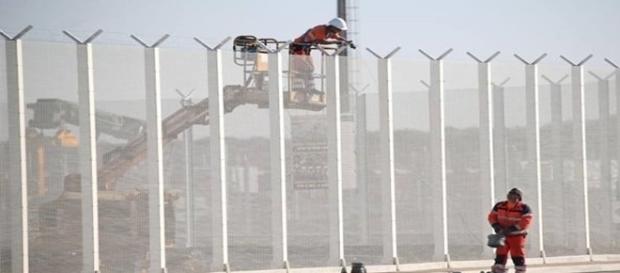 La recinzione del campo profughi di Calais La recinzione del campo profughi di Calais