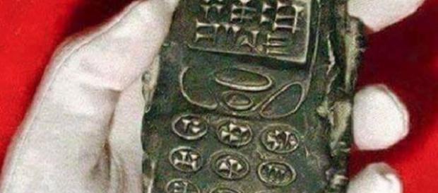 Obiect vechi de 800 de ani care seamănă cu un telefon mobil Obiect vechi de 800 de ani care seamănă cu un telefon mobil