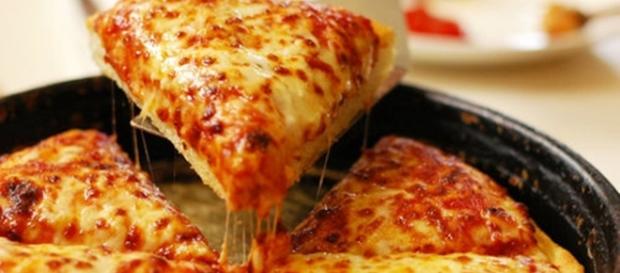 pizza ya lista para sentarse a comer pizza ya lista para sentarse a comer