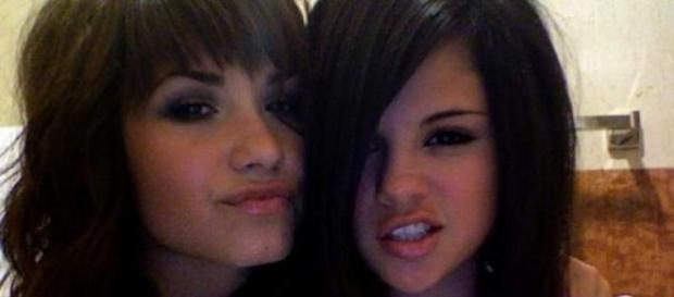 Selena Gomez Texting During Demi Lovato's 2015 Video Music Awards ... - j-14.com Selena Gomez Texting During Demi Lovato's 2015 Video Music Awards ... - j-14.com